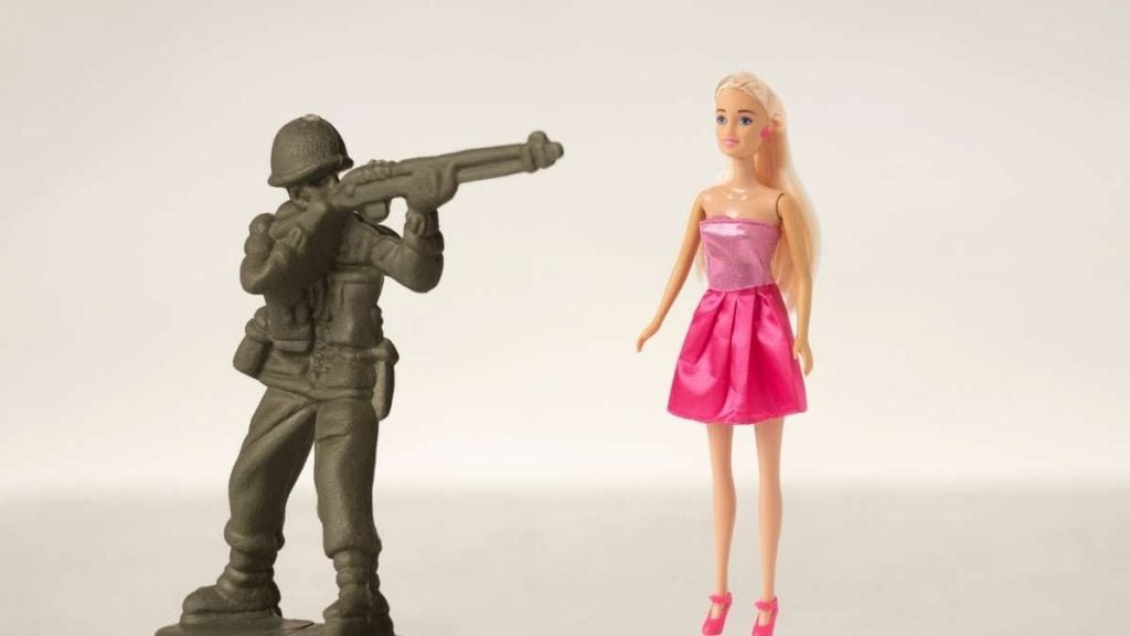 Imagem atual: soldado de brinquedo apontando para barbie