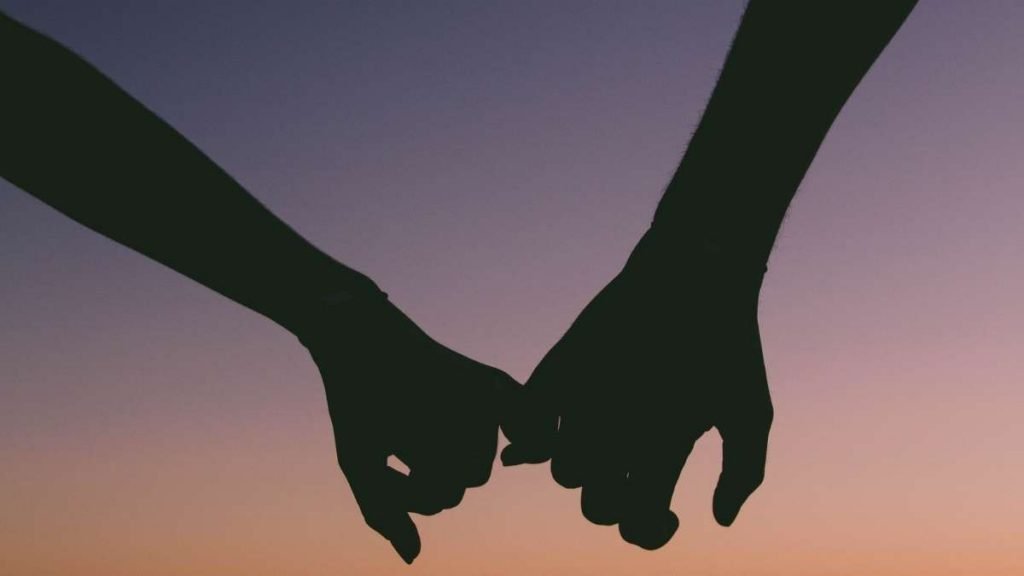 Imagem atual: sombra de duas mãos unidas