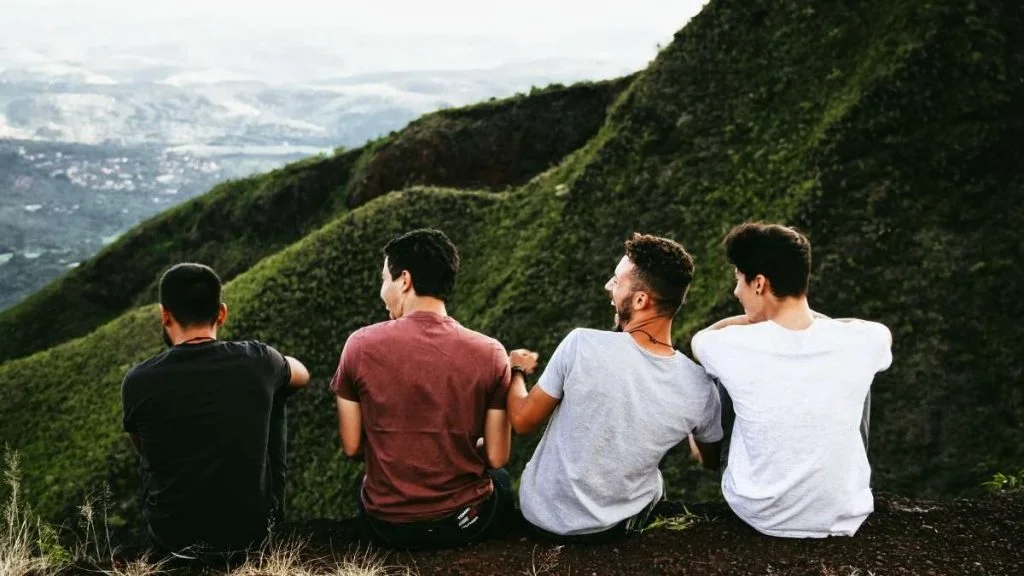 Imagem atual: homens rindo