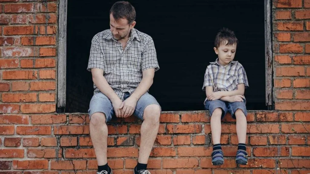 Imagem atual: pai filho tristes