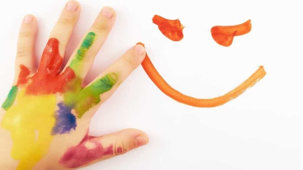 A imagem atual não possui texto alternativo. O nome do arquivo é: mao-infantil-pintando-a-dedo.jpg