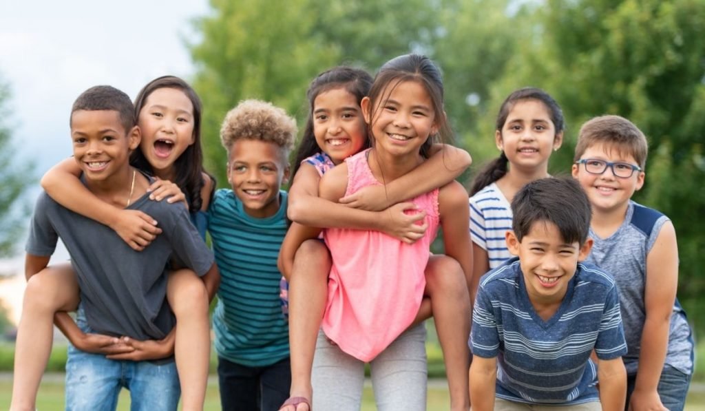 Imagem atual: crianças sorrindo