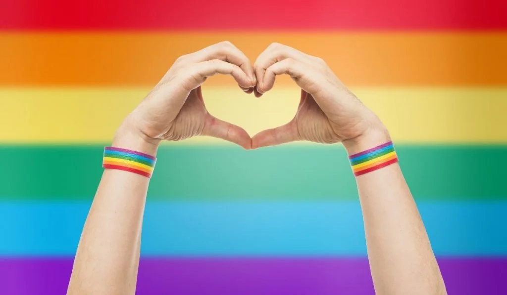 Imagem atual: mão arco-íris coração homofobia