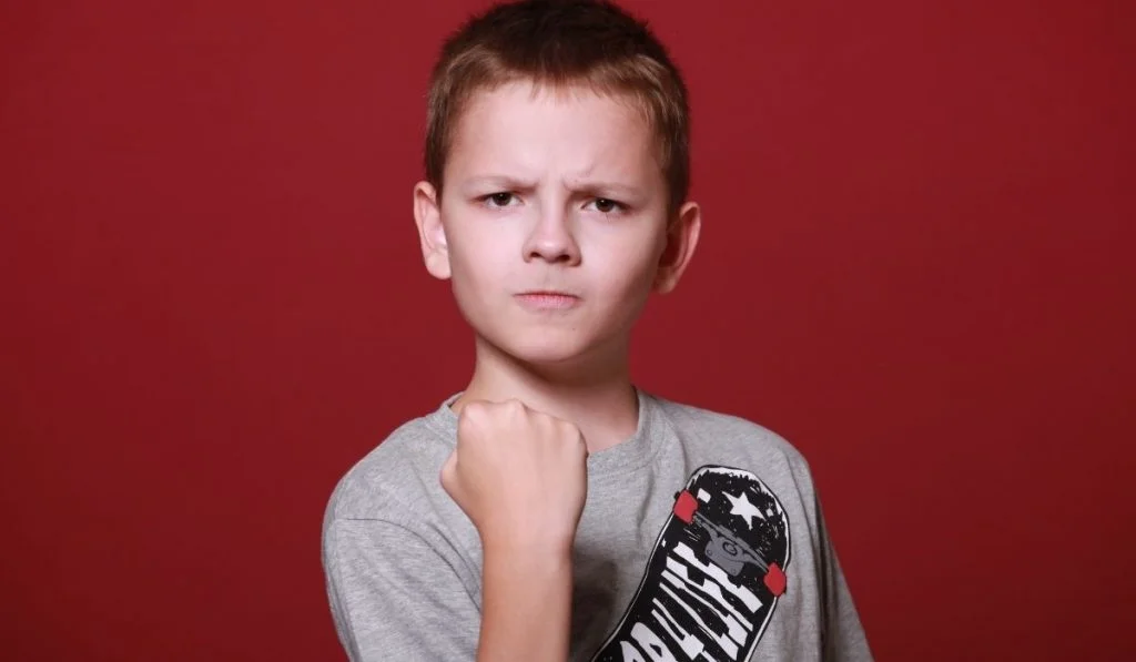 Imagem atual: menino ameaçador